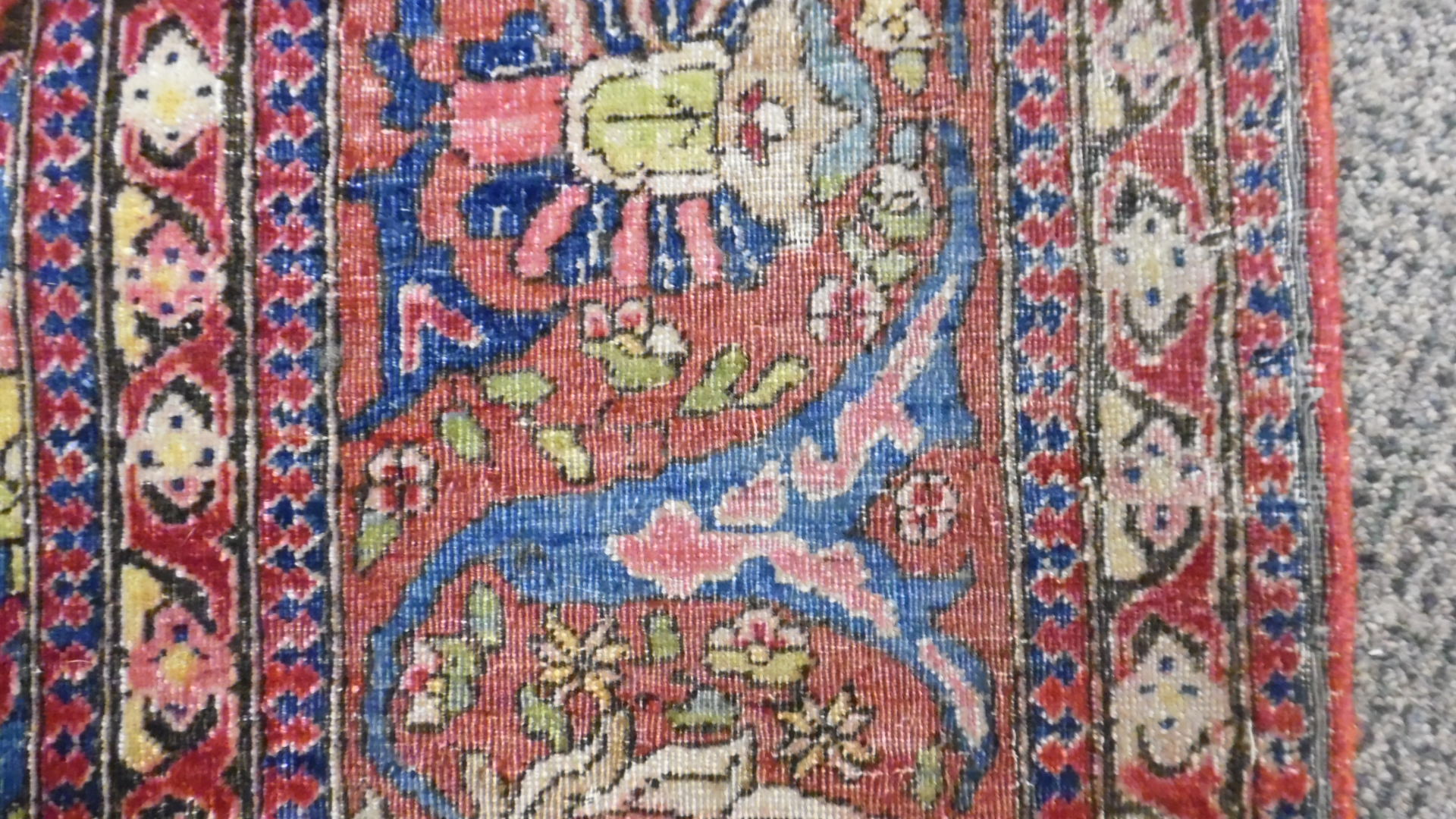 SHIRAZ ORIENTAL RUG, PERSIA.